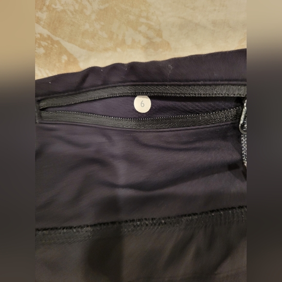 Lululemon black shorts size 6 - Picture 3 of 3